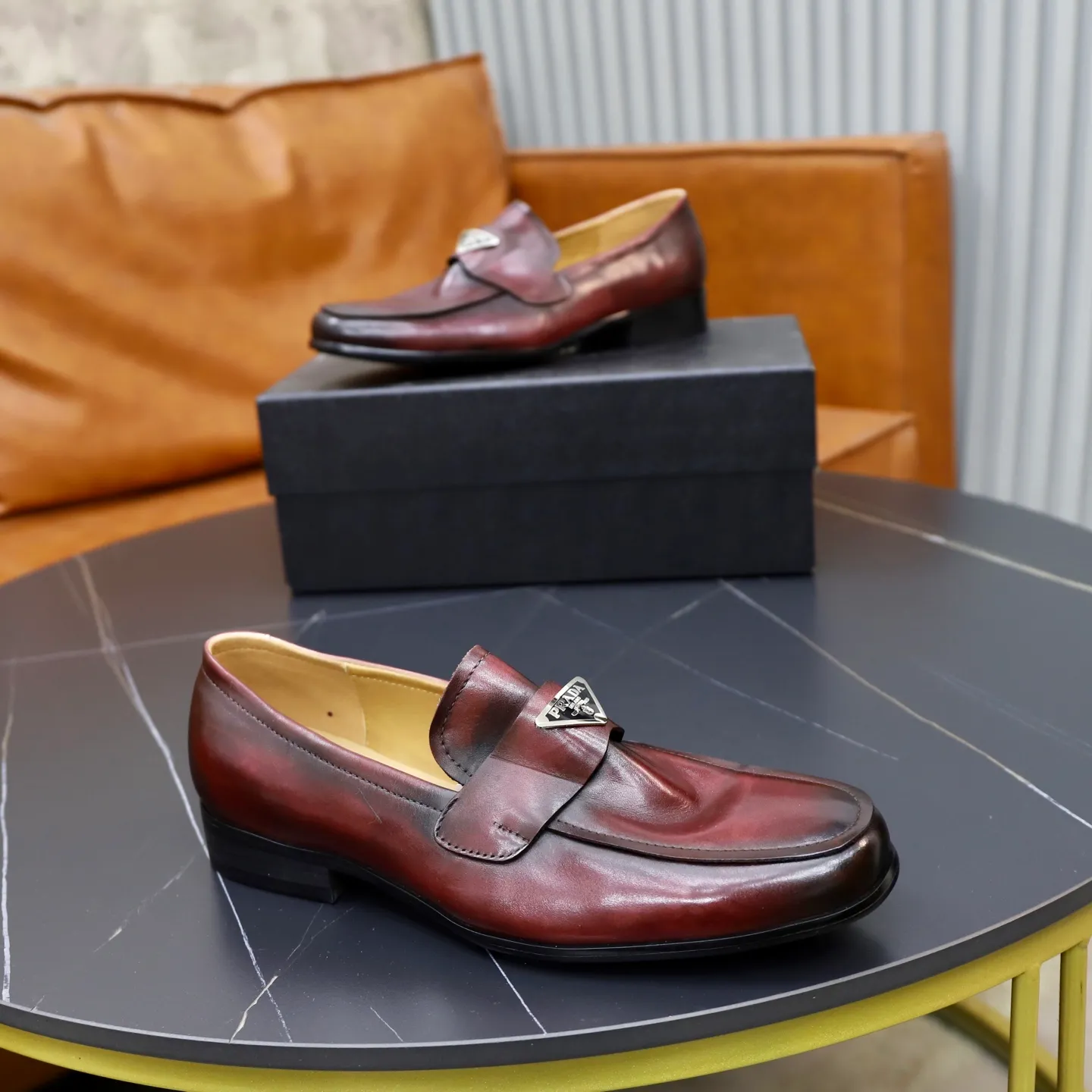 Ex-factory price: 520💰[PRADA] Prada's new casual men's shoes are launched in Hong Kong counters. Official website 1:1 production. Italian washed cowhide + water-dyed leather lining. Designed by European and American masters. Perfect shape to create counter quality, solid color rubber wear-resistant outsole and classic dazzling head! Super versatile and very comfortable. High-end without losing taste, fashionable and novel! ! Absolute focus! 3 colors available! Code number 38-45